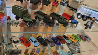 Редчайшая коллекция миниатюрных автомобилей: эксклюзивное предложение на платформе "Авито" в Коми