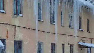 Хуже, чем в «американских трущобах»: жители аварийного дома на ул. 9 Января устали ждать переселения