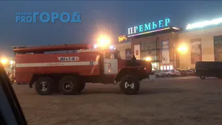 Пожар за ТРЦ Премьер - машина МЧС не может преодолеть бордюр, чтобы добраться до возгорания. Видео