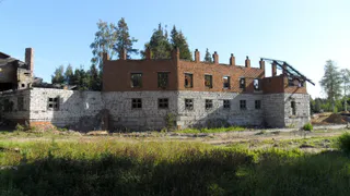 В Сыктывкаре крупная компания снесла недостроенное здание предпринимателя