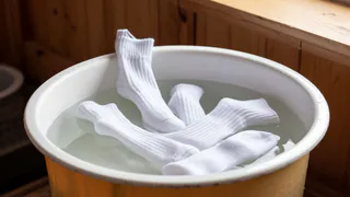 Кидаем сразу 4 ложки в таз — и даже самые затоптанные носки станут белее снега: простой и эффективный совет