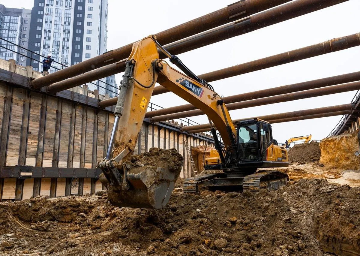 В Челябинске проводят работы по устройству стартового котлована метротрама