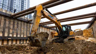 В Челябинске проводят работы по устройству стартового котлована метротрама