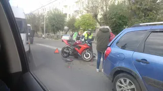На улице Циолковского столкнулись Лада Калина и мотоцикл