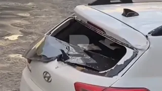 В центре Рязани два автомобиля получили повреждения из-за упавшего с крыши льда