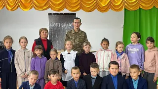 Участник СВО, ранее работавший учителем, побывал в родной школе