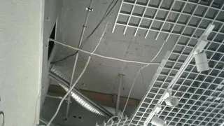 В ТРЦ "Виктория Плаза" с потолка рухнул тяжелый светильник