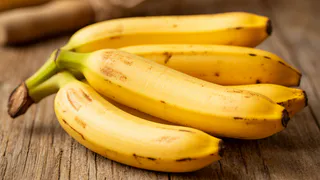 Банановую кожуру посыпаю солью — весь июль не нарадуюсь своей смекалке: лучший лайфхак для самых лентяев