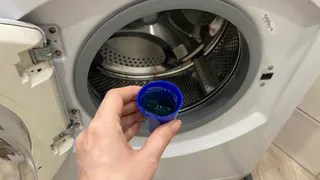 1 колпачок в барабан — и стиральная машина как новая: вся грязь выйдет черными хлопьями