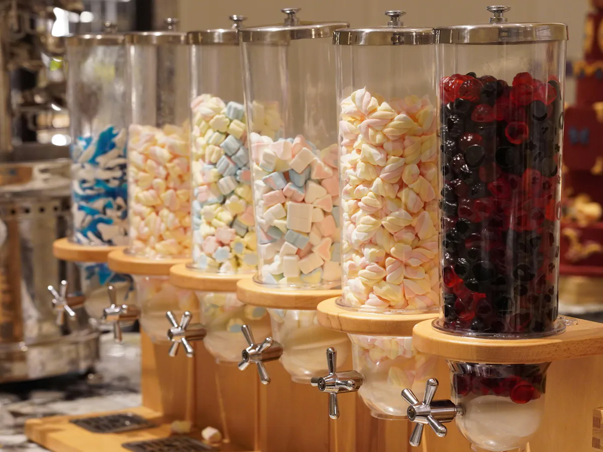 Бывшие сотрудники "Магнита" и "Пятерочки" рассказали, почему не стоит покупать конфеты на развес