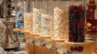 Бывшие сотрудники "Магнита" и "Пятерочки" рассказали, почему не стоит покупать конфеты на развес