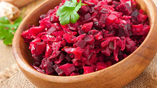 Винегрет больше не нужен: сытный и вкусный салат со свеклой — гости потребуют добавки