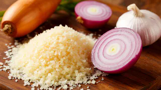 Какой лук лучше добавить в котлеты: нарезанный, тертый или прокрученный — знакомый шеф-повар поделился секретом