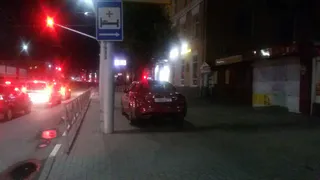 Москвич припарковал свое авто в центре города на тротуаре