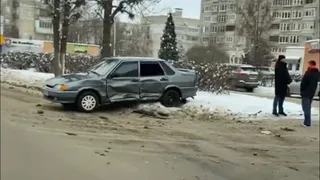 ДТП в Канищеве: “Четырнадцатую” отбросило на тротуар после столкновения с “Пежо”
