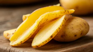 Никогда не выбрасываю картофельные очистки: хитростью поделился шеф из ресторана - в Европе едят как деликатес