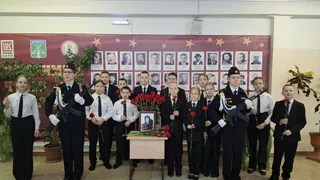 Усинские школьники почтили память Евгения Климовца у мемориального комплекса