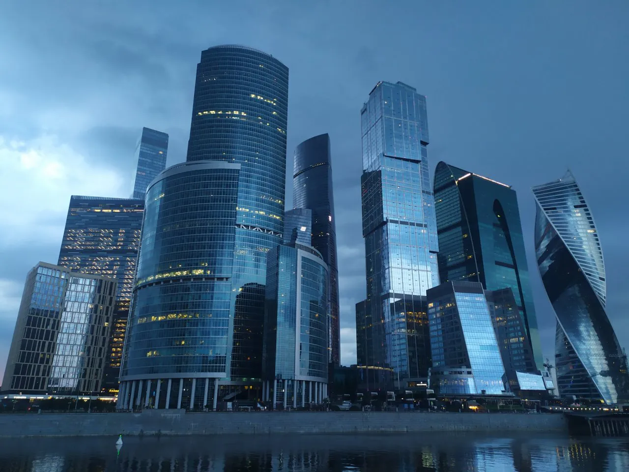 Куда надо ехать, чтобы заработать: назван список городов России с самой высокой зарплатой