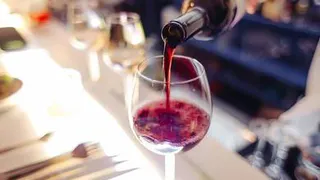 Быстро и эффективно очищаем вещи от пятен красного вина