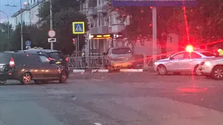 На улице Циолковского Nissan Murano вылетел на тротуар