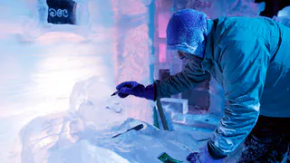 Мастер из Рязани вырезал ледяную скульптуру "Кота в сапогах" в центре Москвы