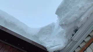 В Пензе в доме на ул. Лермонтова потолок начал падать на жильцов из-за протекающей крыши