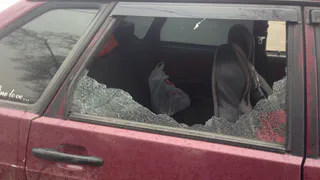 Из-за ямы на дороге у рязанца повылетали стекла в машине