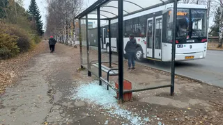 В городе в Коми вандалы вновь разбили автобусную остановку