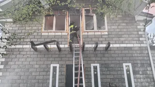 В Александровском районе загорелся частный дом на площади 225 квадратных метров