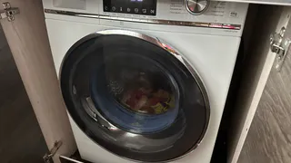 Стиралка теперь не скачет по ванной: делюсь одной хитростью — научил бывалый сантехник