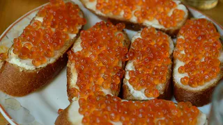 Как выбрать качественную красную икру для новогоднего стола