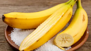 Рассыпаю соль на кожуру банана — весь май радуюсь своей идее: гениальный лайфхак для лентяев