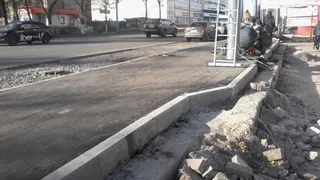 Ноу-хау по-брянски: возле ТРЦ «Мельница» закатали новую плитку в асфальт