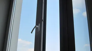 Из окна общежития в Новозыбкове выпал мужчина