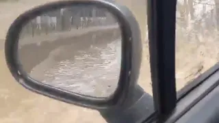 Поплыли: рязанка засняла море на дороге возле завода "Красное знамя"