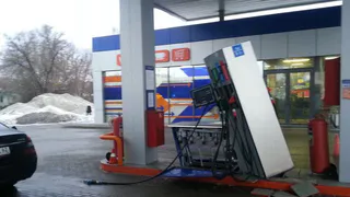 В Рязани мерседес  на заправке уронил колонку (0+)