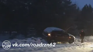 В Солотче автомобиль улетел в сугроб на обочине