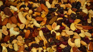 1 столовая ложка — грязь и масляный налет из изюма исчезнут на глазах: мудрые хозяйки так удаляют химию с сухофруктов