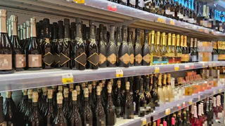 В Магнитогорске у предпринимателя изъяли более 2000 бутылок контрафактного алкоголя