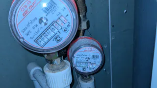 Пенсионеры платят меньше за ЖКХ — новые льготы: кому полагаются и как получить