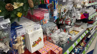 В Фикс Прайсе завалены полки новогодними товарами: присмотрела набор елочных шаров-пушистиков и посуду за 79 руб - делюсь отзывом