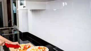 Почему умные хозяева уже давно отказались от вытяжки на кухне: нашли более удобный вариант