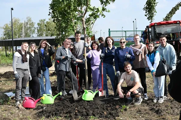 В магнитогорском парке «Притяжение» появились новые аллеи, посаженные хоккеистами и студентами