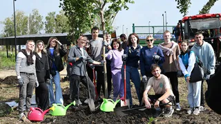 В магнитогорском парке «Притяжение» появились новые аллеи, посаженные хоккеистами и студентами