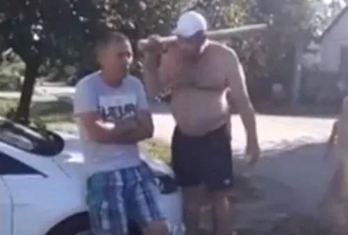 С дубиной в руках: в Дягилево пьяный агрессор нападает на соседей. Видео