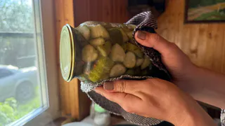 Нашла рецепт маринованных огурчиков прямо как в Макдональдс — те самые хрустящие, ядрененькие и с ярким вкусом