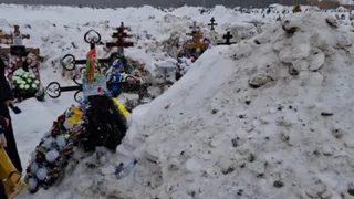 В одном из городов Коми снег с кладбища складировали на могилы