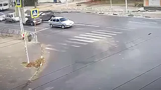 В Рязани на перекрёстке занесло автомобиль: видео момента ДТП