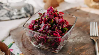 Берем свеклу и 1 банку кукурузы — а на выходе получаем очень вкусный салатик: и на праздник, и на каждый день