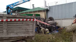 Грузовик в Челябинской области вылетел с дороги и врезался в здание